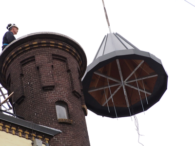 827990 Afbeelding van de plaatsing van een spits op een van de hoektorens van het Bedrijvencentrum Hooghiemstra ...